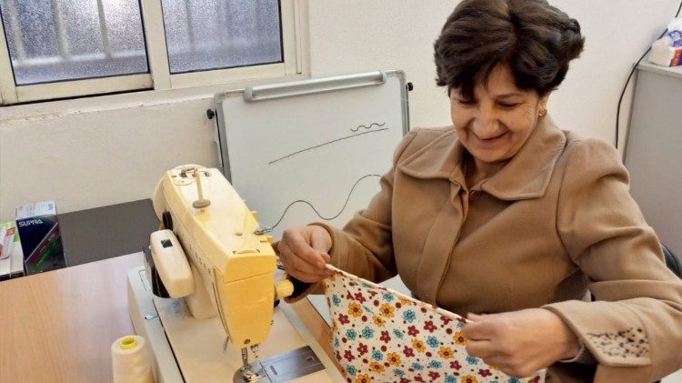 Una corsista alla macchina da cucito