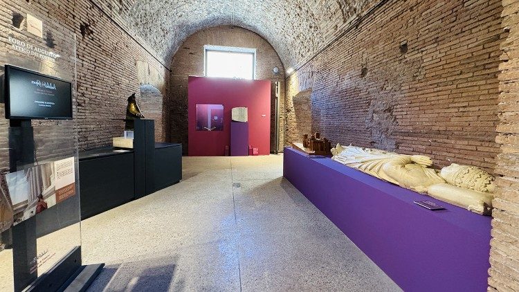 Allestimento della mostra  nelle sale dei Mercati di Traiano