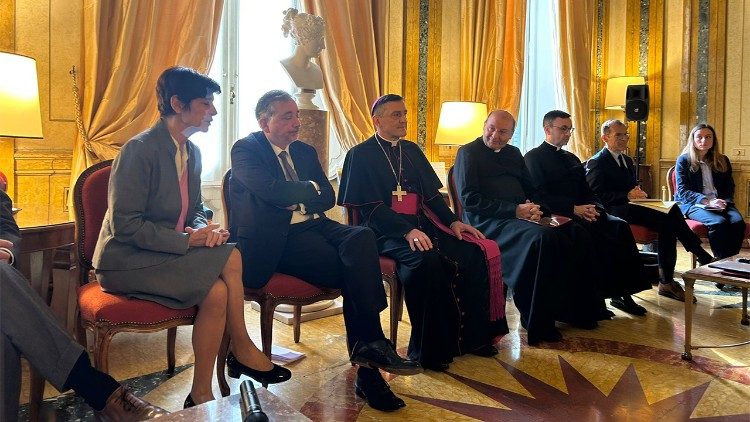 La cerimonia per la firma del protocollo presso l'Ambasciata di Francia presso la Santa Sede