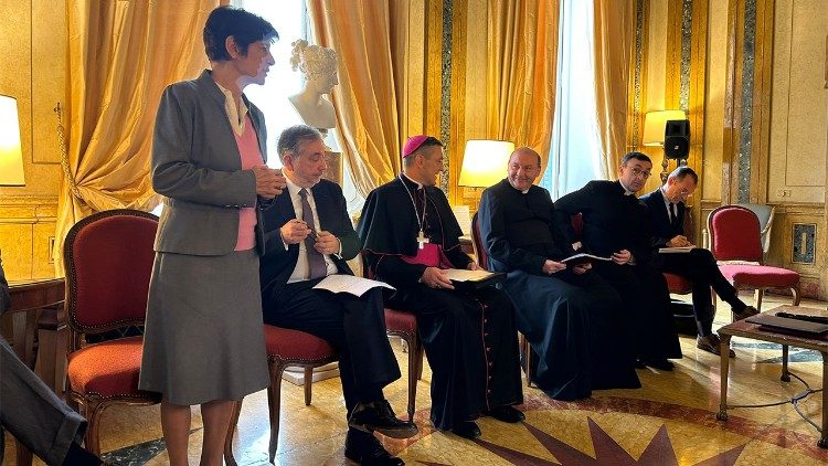 Падчас цырымоніі падпісання пагаднення паміж Ватыканскай бібліятэкай і Бібліятэкай Францыі 