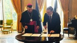 Firma del protocolo en la Embajada de Francia ante la Santa Sede