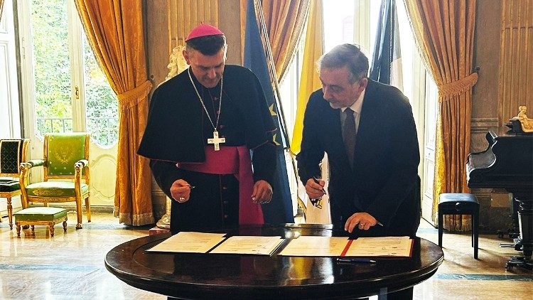 La firma del protocollo presso l'Ambasciata di Francia presso la Santa Sede