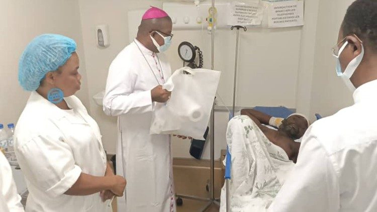 Visite à l'hopital de Mgr Bruno Essoh Yedoh, évêque de Bondoukou et président de la Commission épiscopale pour la pastorale sociale