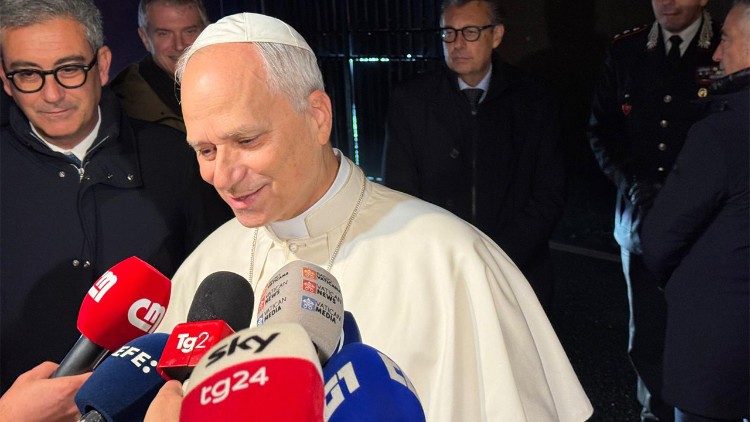 Леў XIV падчас размовы з журналістамі ў Кастэль-Гандольфа. Ілюстрацыйнае фота