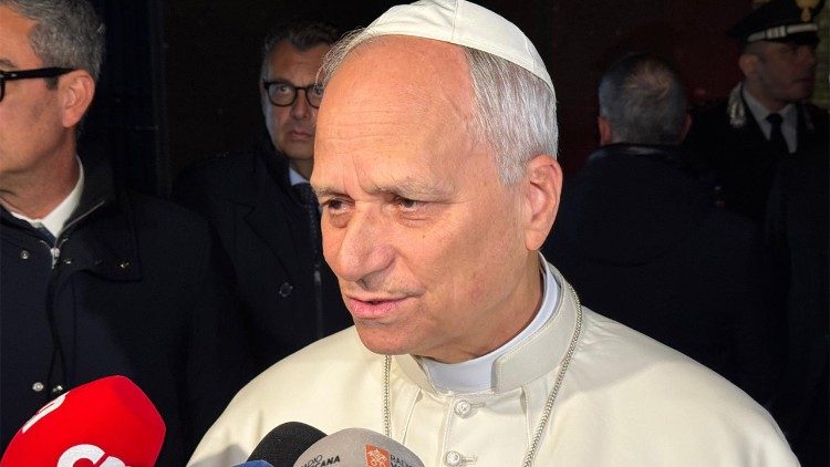 Lev XIV.  při rozhovoru s novináři v Castel Gandolfu