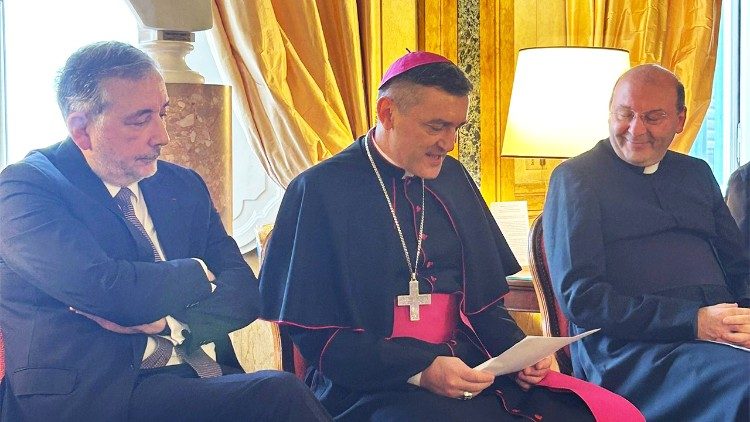 La cerimonia per la firma del protocollo presso l'Ambasciata di Francia presso la Santa Sede