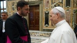 Leon al XIV-lea și monseniorul Ionuț Strejac la audiența jubiliară din 17 noiembrie 2025