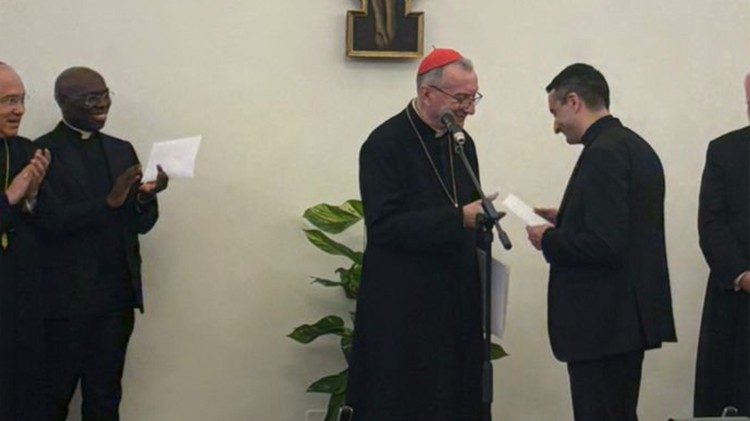 Кардынал Паралін і новы новым падсакратар Секцыі па сувязях з дзяржавамі і міжнароднымі арганізацыямі, мансіньёр Міхайца Блай 