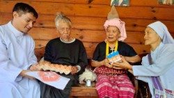 Religiosos de Chiang Mai se encuentran con las familias de las aldeas montanas, llevando oración y solidaridad