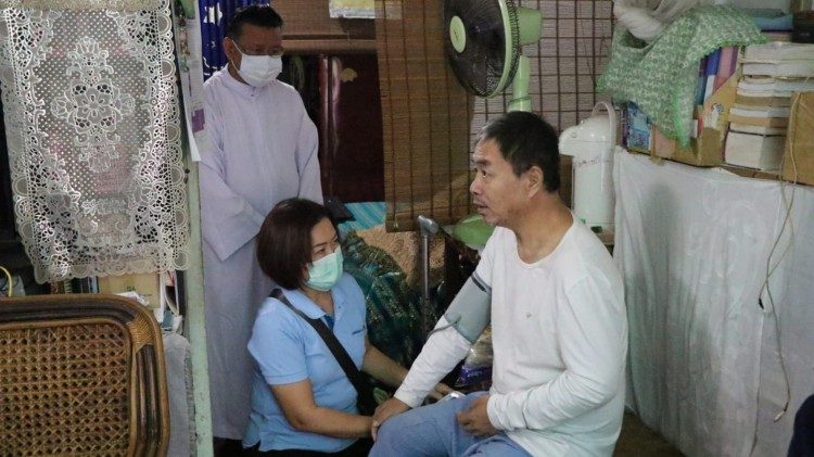 मिशनरी एक बीमार आदमी से उसके घर पर मिलते हैं।