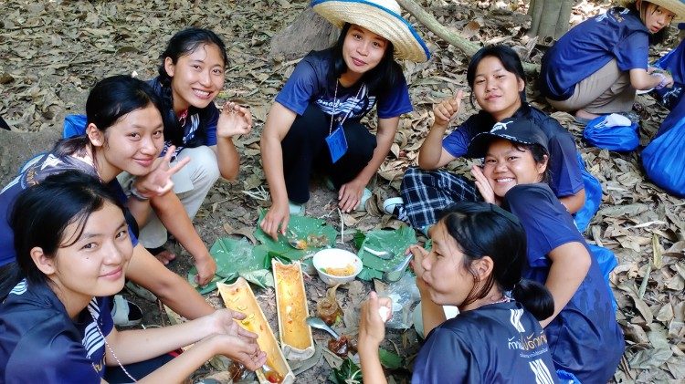 चियांग माई में युवा लोग मिलकर खाना खा रहे हैं।