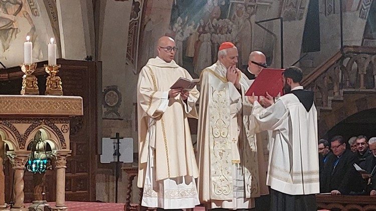 El cardenal Zuppi, presidente de la Conferencia Episcopal Italiana, celebra las vísperas y la oración por la paz en la Basílica de San Francisco en Asís. 