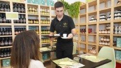 Danilo al lavoro nel bistrot di Fuga di sapori