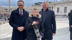 Von links: Günther Madlberger vom ORF, Landeshauptmann Thomas Stelzer (ÖVP) und Florian Mitter (Mitte) mit dem Friedenslicht auf dem Petersplatz