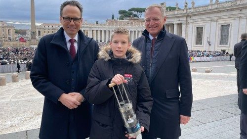 Friedenslicht: Florian &uuml;berbringt dem Papst ein Zeichen der Hoffnung