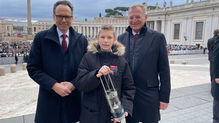 Von links: Günther Madlberger vom ORF, Landeshauptmann Thomas Stelzer (ÖVP) und Florian Mitter (Mitte) mit dem Friedenslicht auf dem Petersplatz