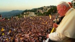 Um momento da viagem apostólica de João Paulo II ao Líbano em 1997.