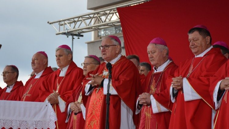 Biskup Rogić sa subraćom predvodi misu na Memorijalnom groblju u Vukovaru