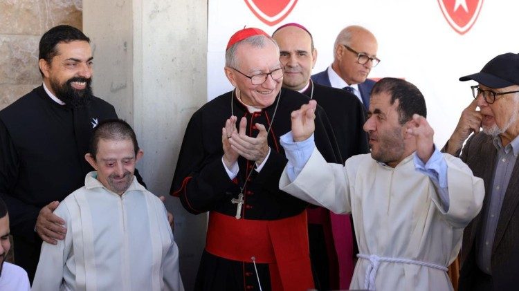 Il cardinale Parolin nel 2024 con persone con disabilità e le suore della Croce durante un campo vacanze dell'Ordine di Malta presso un centro a Chabrouh (Lebanese Association of the Knights of Malta, Order of Malta Lebanon)