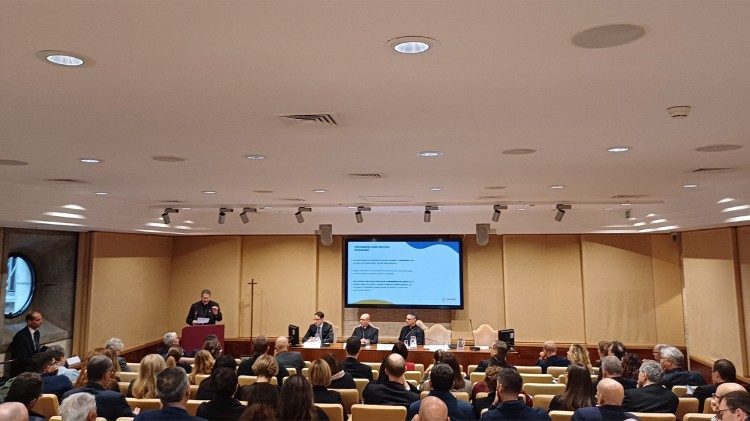 Un momento del encuentro en la Sala de Conferencias de los Museos Vaticanos 