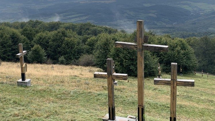 Kruzifixe auf einer Wiese