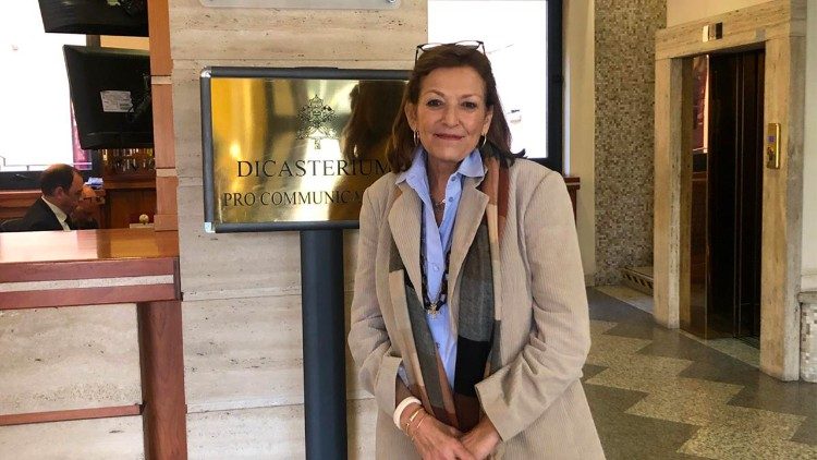 Mónica Santamarina en los estudios de Vatican News