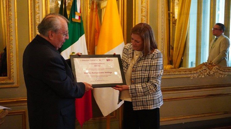 Entrega del reconocimiento a Mónica Santamarina
