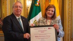 El Embajador de México ante la Santa Sede entrega el premio Ohtli a Mónica Santamarina, jueves 20 de noviembre de 2025