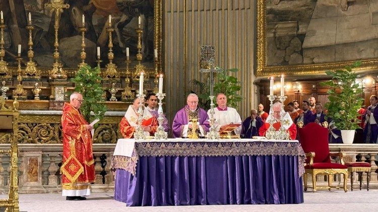 Kardinolas P. Parolinas ir ukrainiečiai vyskupai aujoja šv. Mišias Sant'Andrea della Valle bazilikoje