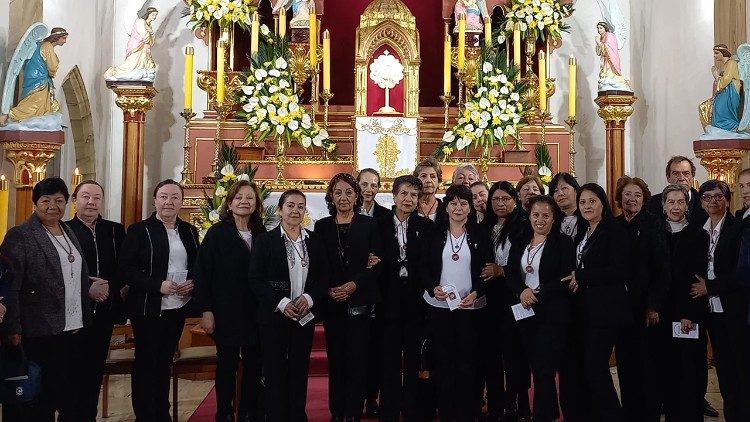 Algunos integrantes del grupo de Adoradores del Santuario