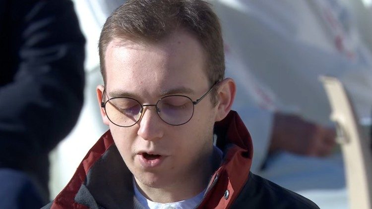 Benedikt Lang las bei der Papstmesse auf dem Petersplatz eine Lesung auf Deutsch
