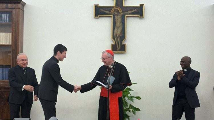 Le cardinal Pietro Parolin saluant Mgr Jozef Barlaš.