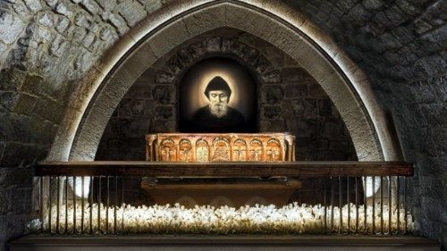 Tumba de San Charbel en el Monasterio de San Marón en Annaya, Líbano