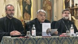 Pretoul Gabriel Buboi (s), cardinalul Marcello Semeraro (c) și preotul Rinaldo Iacopino