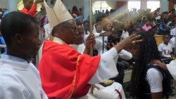 Dom Saure com crismandos em Nampula