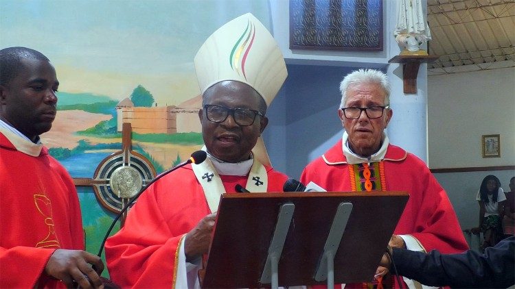 Dom Saure fazendo homillia em Nampula