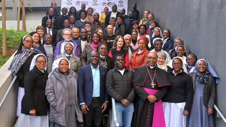 Dom Bispo Thulani Victor Mbuyisa e participantes na Conferência G20