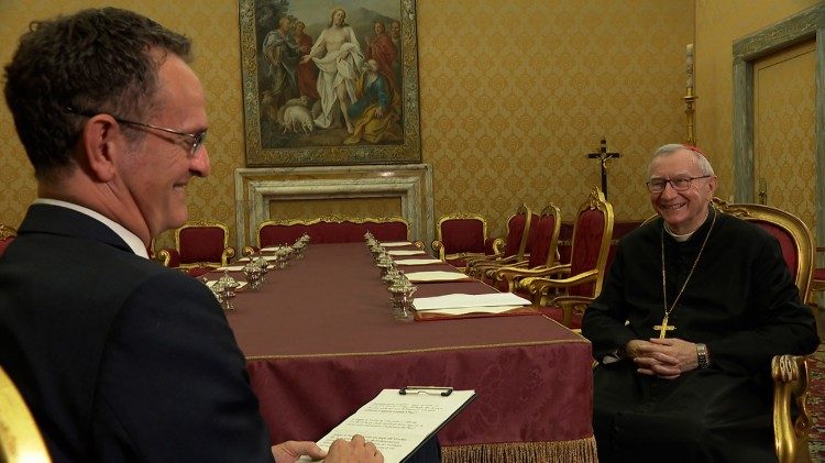 कार्डिनल पारोलिन का साक्षात्कार करते हुए  वाटिकन न्यूज के मास्सिमिलियानो मेनिकेत्ती