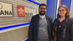 Ir. Elisabete Corazza, FSP, e o Padre Allancastro Silva, SVD, nos estúdios da Rádio Vaticano