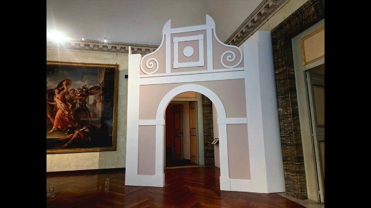 Riproduzione di un arco di giardino all'ingresso della mostra a Palazzo Braschi