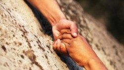 காக்கும் இறைவனின் கரங்கள் 