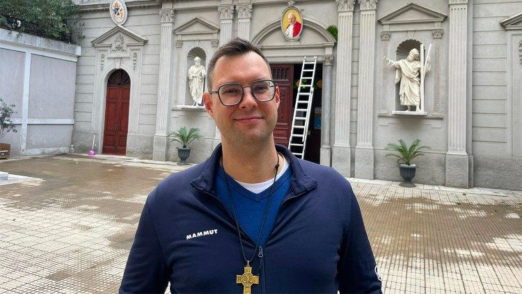 P. Josua Schwab im Innenhof des Kathedralen-Komplexes in Istanbul, während im Hintergrund die Vorbereitungen für den Papstbesuch auf Houchtouren laufen