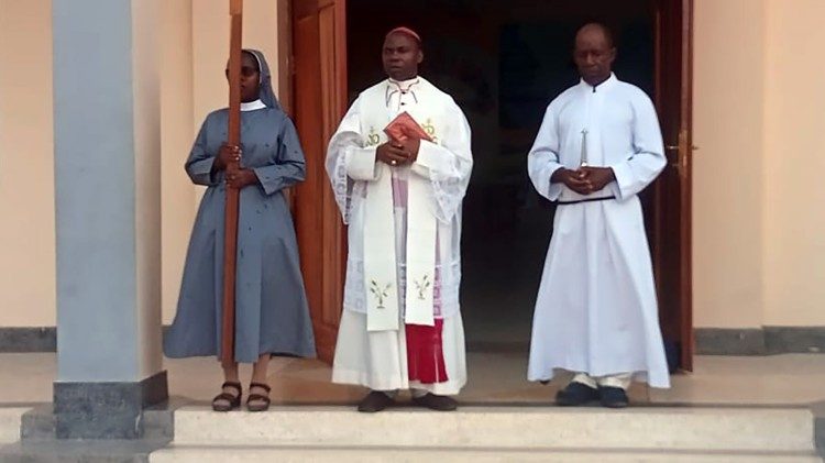 Askofu Mhasi akiwapokea watawa baada ya kutembea kama mahujaji wa matumaini