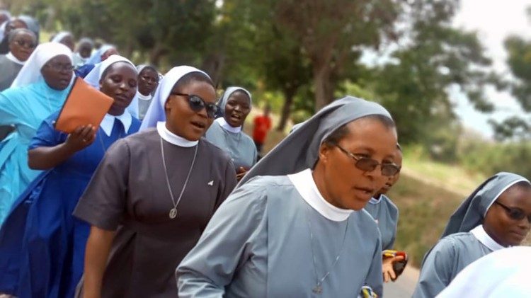 Watawa kike na kiume wa jimbo la Tunduru Masasi katika hija yao