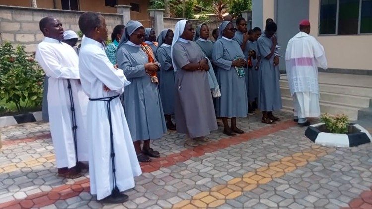 Askofu Mhasi akiwapokea watawa wa kike na kiume