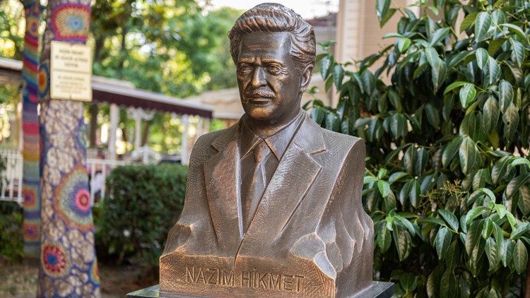 Një bust kushtuar poetit Nazim Hikmet në Stamboll