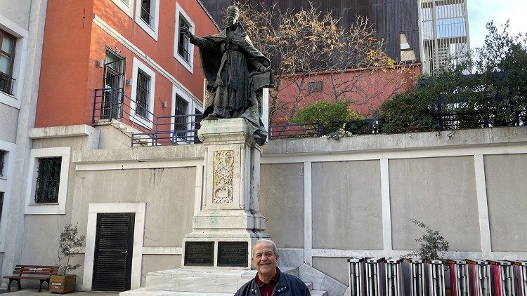 Popiežiaus Benedikto XV statula Šventosios Dvasios katedros kieme Stambule 