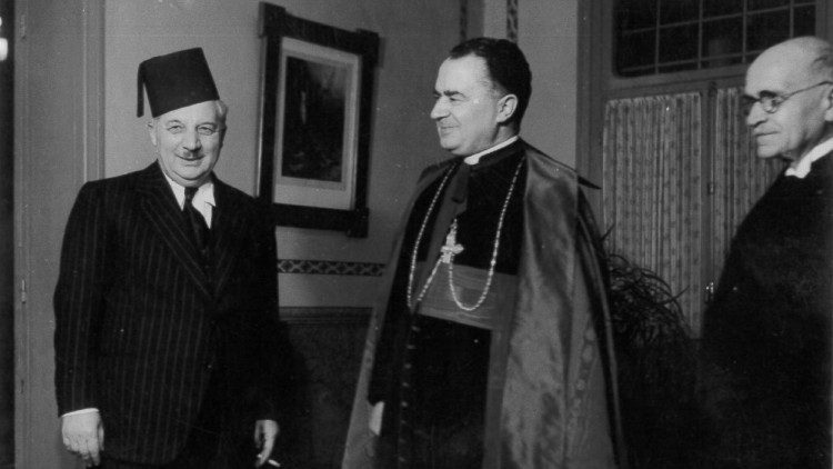 Beirut -"Festa del Papa" 1948  Il ricevimento alla Nunziatura. Archivio Apostolico Vaticano