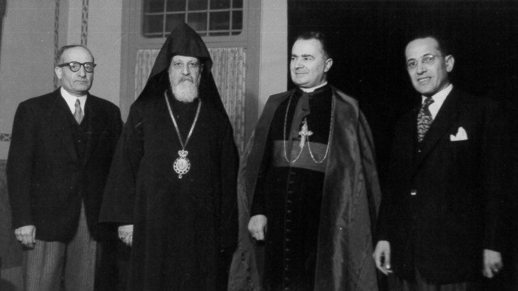 Beirut -"Festa del Papa" 1948  Il ricevimento alla Nunziatura. Archivio Apostolico Vaticano