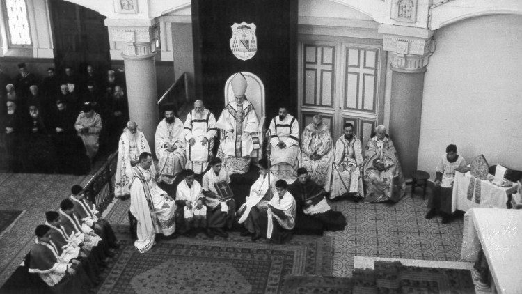 Beirut -"Festa del Papa" 1948  Il Pontificale: intorno al trono i rappresentanti dei riti orientali